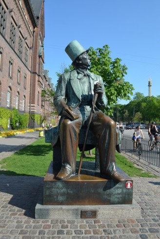 Belediye Binasının yanındaki Hans Christian Andersen heykeli